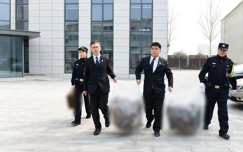 丰台法院严打制假售假，涉案109件奢侈品仿品集中销毁处理