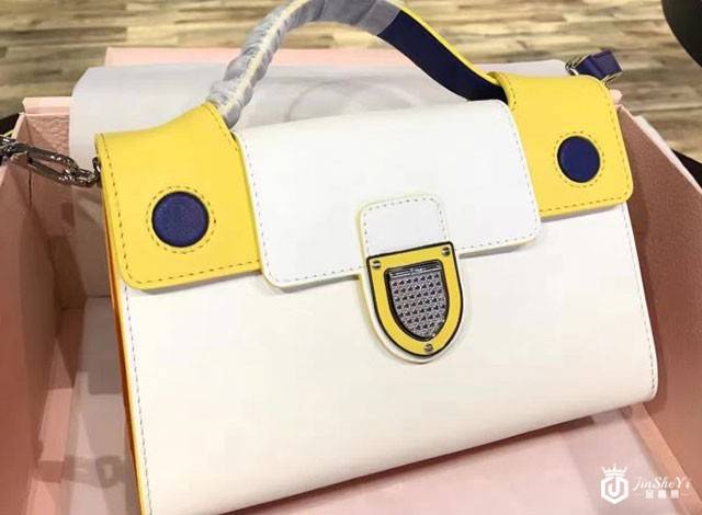 迪奥蒙田女包包回收几折？附件对其可有影响？