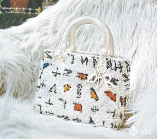 哪里高价回收dior包包，Dior戴妃包的异域风情！
