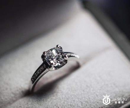 定婚戒指上一般刻什么字呢? 定婚戒指买什么样的好
