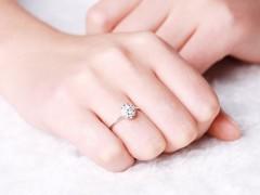 定婚戒指上一般刻什么字呢? 定婚戒指买什么样的好