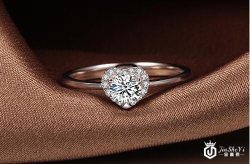 定婚戒指上一般刻什么字呢? 定婚戒指买什么样的好