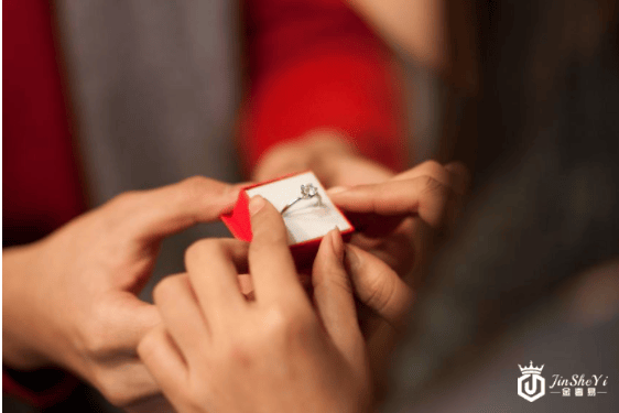 定婚戒指上一般刻什么字呢? 定婚戒指买什么样的好