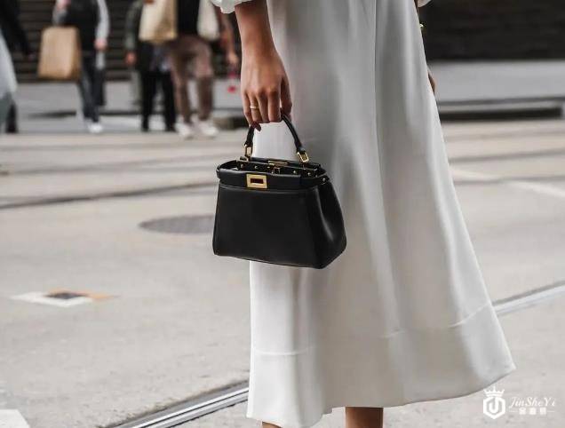 高价回收手包诚信合作，FENDI Peekaboo