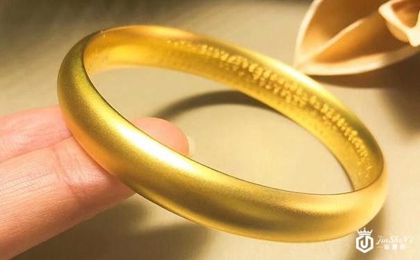 黄金回收市场，买的黄金首饰裂开柜台不给退怎么办？