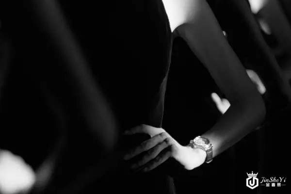 爱彼推出新一代千禧系列女装腕表广告
