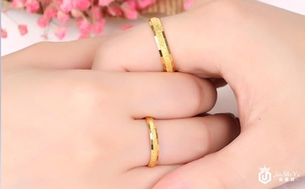 黄金回收一克多少钱，黄金戒指是按克算还是按件算？