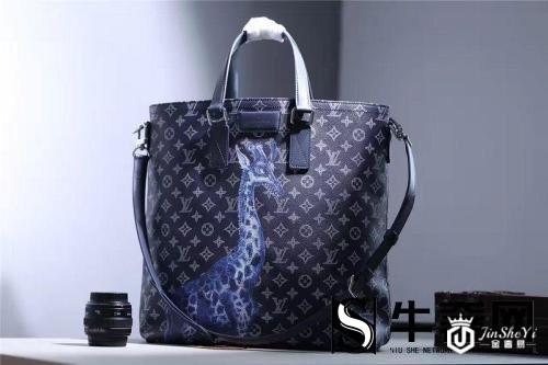 上海哪里回收奢侈品包包？2万5的LV回收值钱吗？