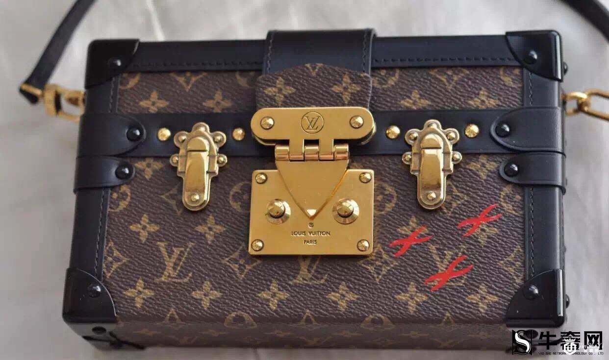 奢侈品名包回收好吗？2万买的LV链条包回收价格值多少钱？