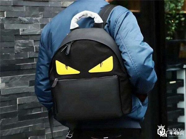芬迪小怪兽双肩包现在还是一包难求吗？
