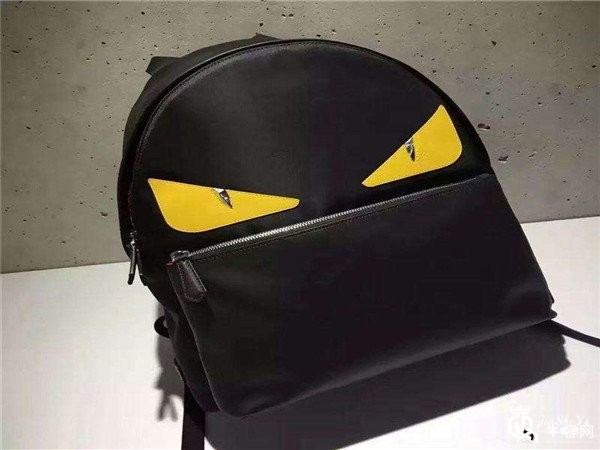 芬迪小怪兽双肩包现在还是一包难求吗？