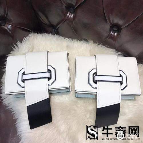 普拉达包包回收价格值多少？普拉达吐舌包包回收多少钱？