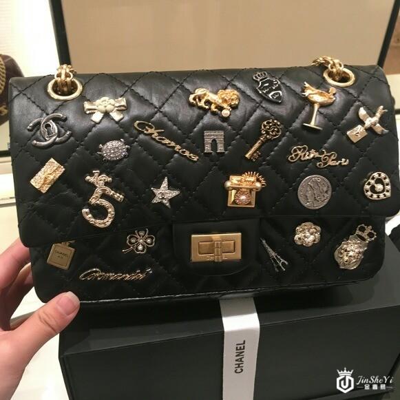 说说香奈儿包包上众多徽章的故事 满足你的少女心！