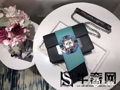 普拉达包包回收价格值多少？普拉达吐舌包包回收多少钱？