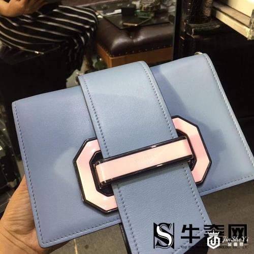 普拉达包包回收价格值多少？普拉达吐舌包包回收多少钱？