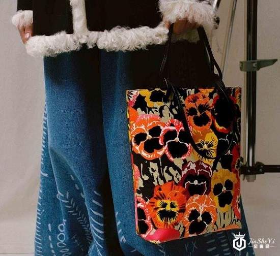 北京loewe包包哪里回收，Loewe有哪些新花色包包？