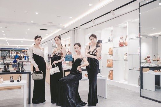 珍品网双线入驻苏宁易购，南京首家奢侈品店线上线下同价