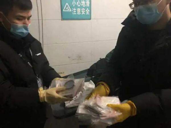 金首饰不小心扔了『杭州女子傻眼37万的黄金首饰被同事当垃圾丢了结果亮了』