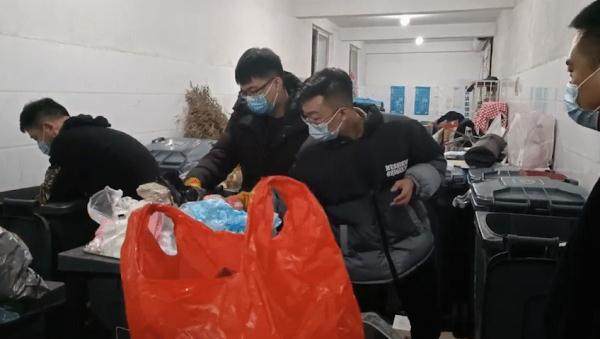 金首饰不小心扔了『杭州女子傻眼37万的黄金首饰被同事当垃圾丢了结果亮了』