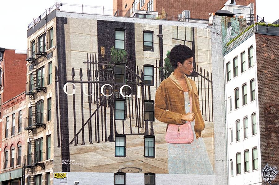 GUCCI带来 Jackie 1961 手袋艺术墙
