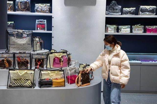 二手奢侈品已悄然崛起，“两头赚钱”还不违法，规模达到1.25万亿
