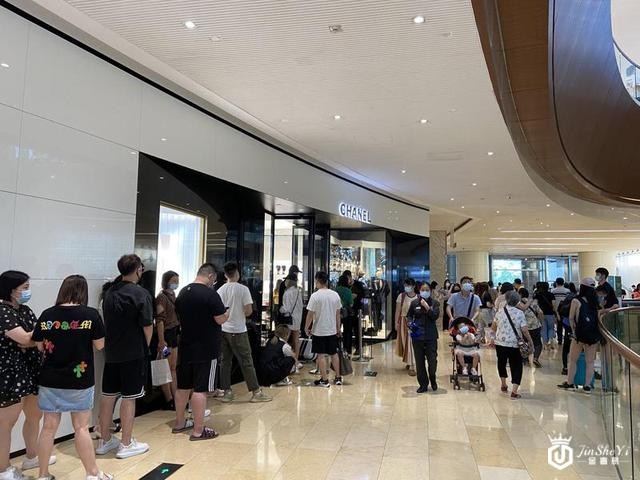 奢侈品门店排长龙，你想拥有一个大牌包包吗？