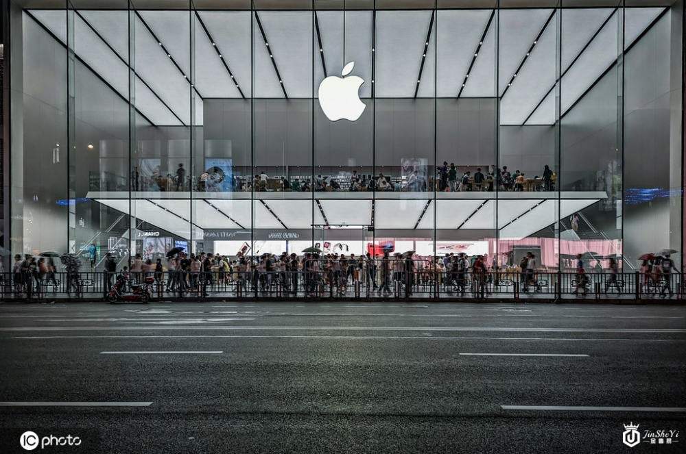 iPhone入华十年，从“奢侈品”到“街机”