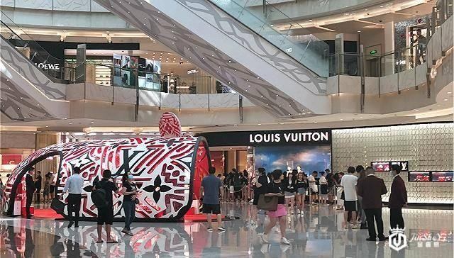 中国市场饭碗不能丢！奢侈品疯狂涨价吸金，中国消费者剁手托市
