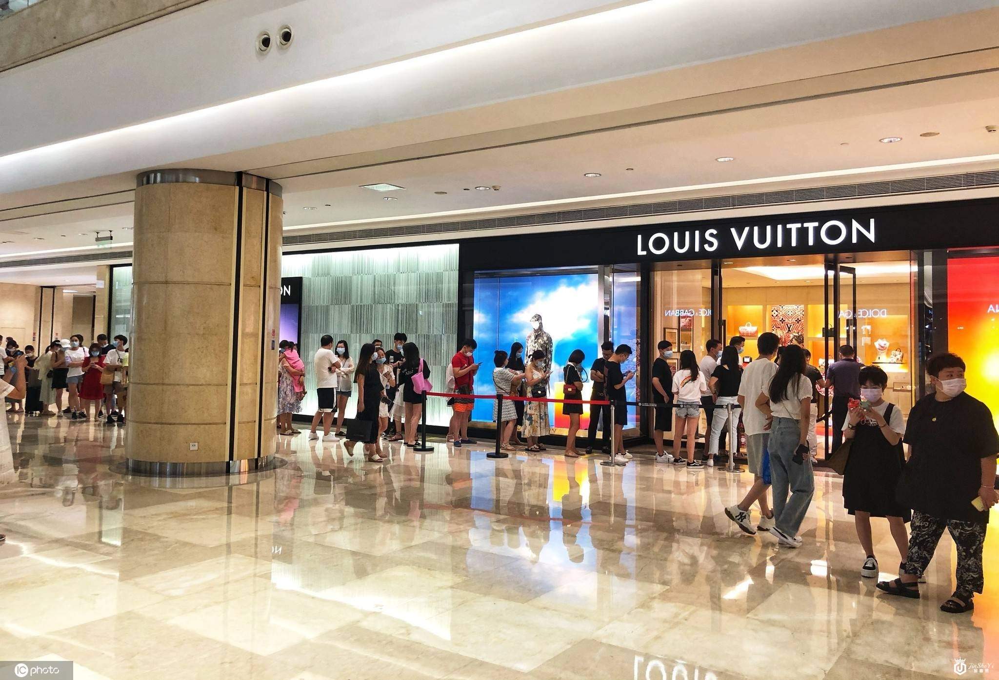 七夕当日 武汉奢侈品店生意火爆，排队几十米引众人围观