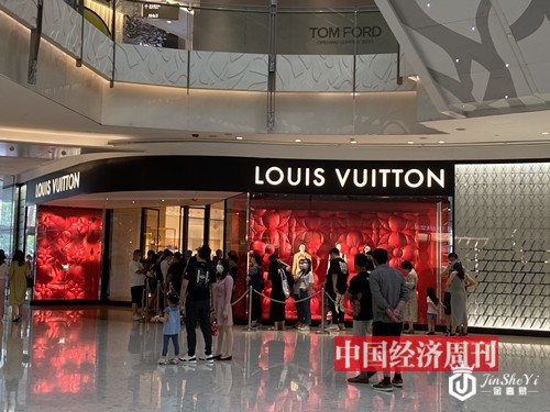 服装行业巨亏4000亿都是疫情惹的祸？奢侈品扎堆涨价，耐克花2亿美元大裁员