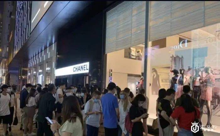 抢购潮突现！LV、香奈儿逆势涨价：香港各大门店排长龙 韩国市民排队抢购