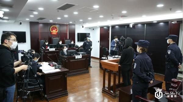 涉案金额达50余万元 金店女老板出售假冒奢侈品牌珠宝被判刑