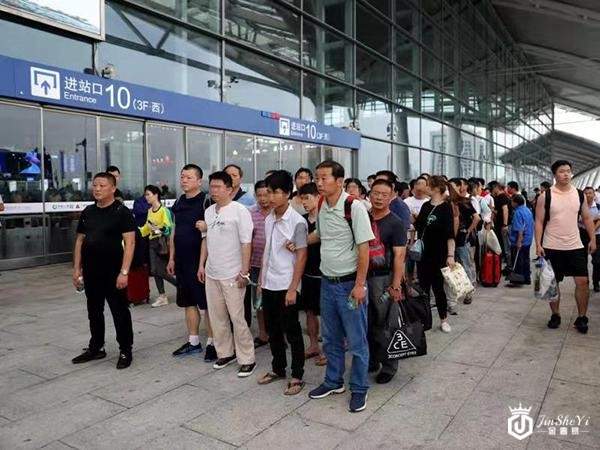 出国买LV也可能是假的？中阿警方破价值近18亿假奢侈品案