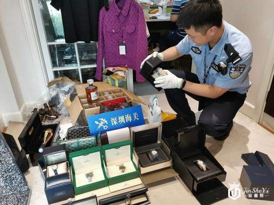违法分子以"海外代购"形式走私奢侈品 月盈利达300万元