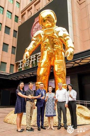 欧米茄 (OMEGA)纪念人类首次登月金色50周年