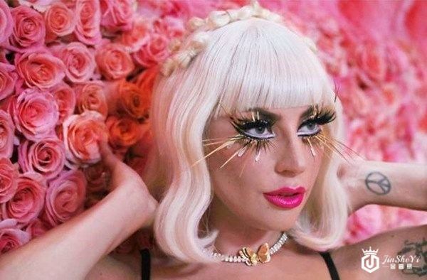 Lady Gaga佩戴蒂芙尼闪耀现身Met Gala