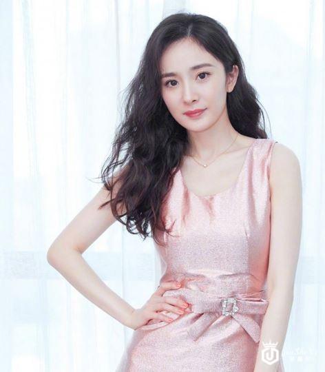 杨幂佩戴伯爵珠宝亮相新剧《筑梦情缘》发布会