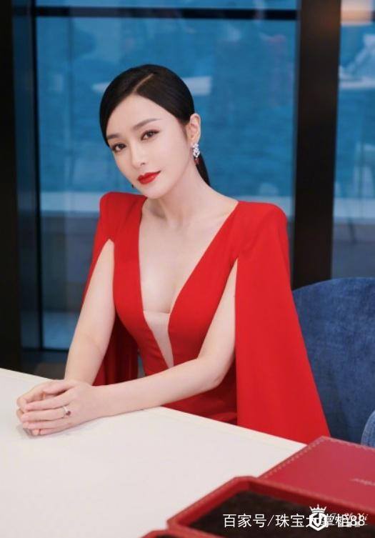 近期香港卡地亚COLORATURA活动 秦岚佩戴的红宝石格外显眼