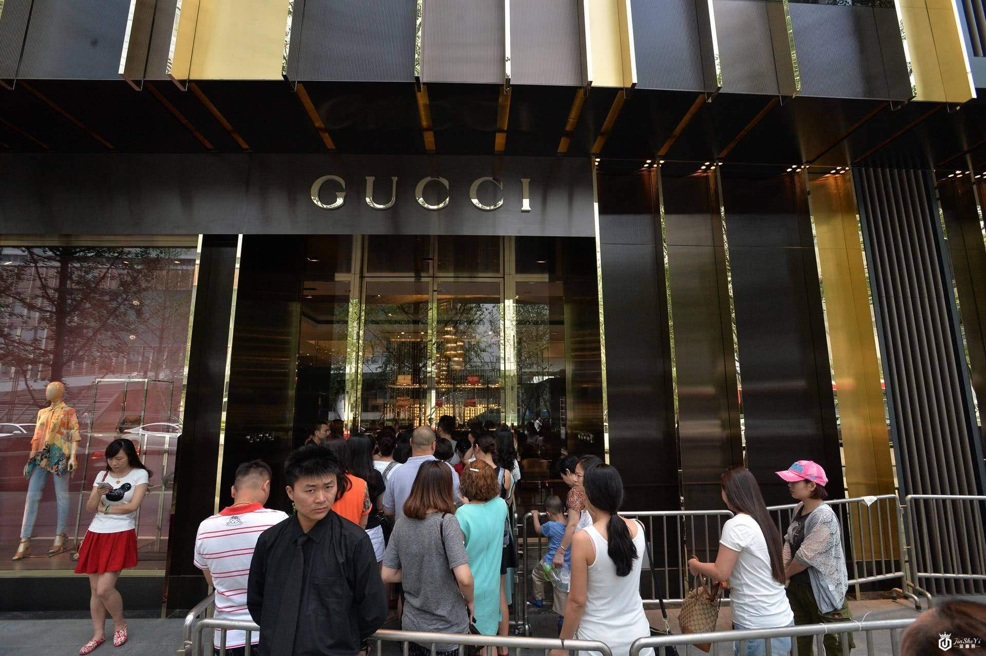 去年中国奢侈品消费上千亿，千禧一代是购买主力，父母资助占一半