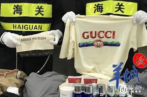 代购女子携带逾40万奢侈品过关 后背裤腰都藏东西