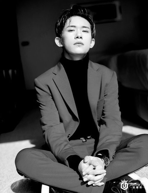 易烊千玺红色西装配名士腕表 彰显少年不羁气质