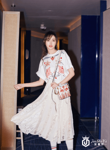 蔻依 (Chloe) 推出2019中国新年特别系列