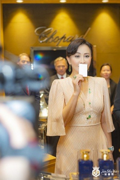 刘嘉玲佩戴Chopard萧邦珠宝优雅亮相萧邦香水上市