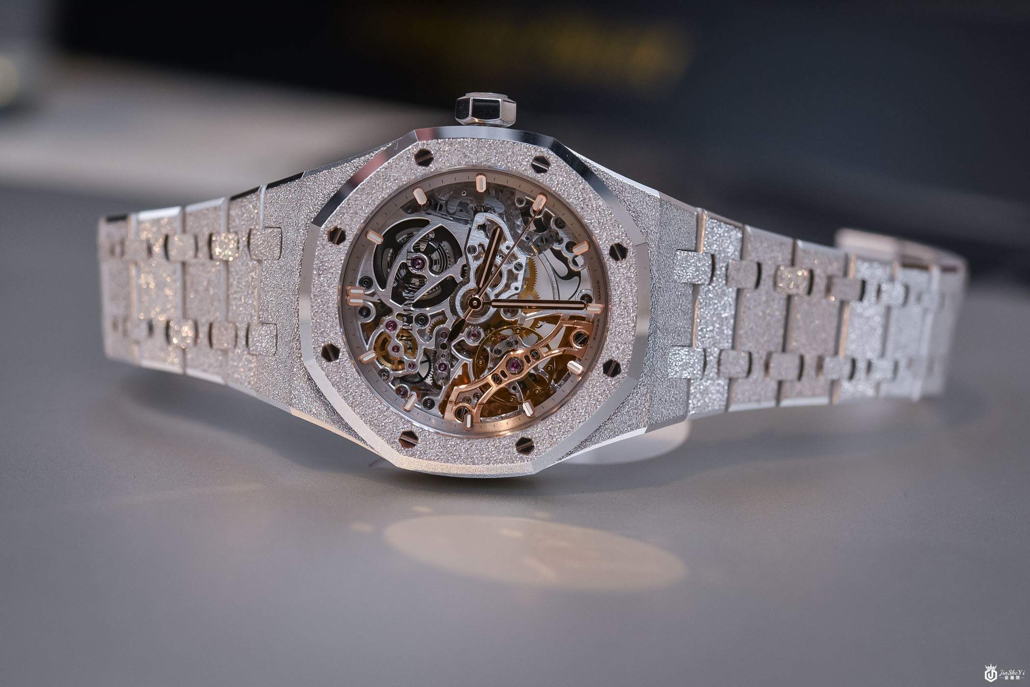 爱彼Audemars Piguet皇家橡树双摆轮镂空磨砂金腕表