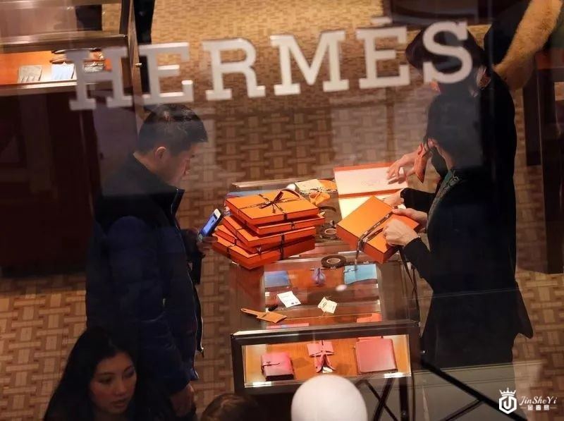 草间弥生回应中国假展事件，以及爱马仕、Michael Kors、Tod's、阿迪达斯和Mulberry等财报