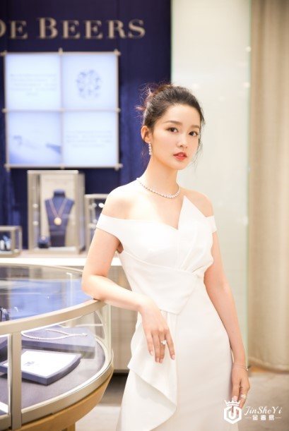戴比尔斯珠宝婚嫁珠宝展耀于天津银河携手李沁见证美好爱情