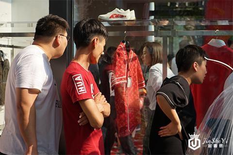 时尚观察：又见潮牌化，奢侈品“Drop上新”欲造“抢货潮”