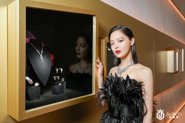 当高级珠宝遇上气场全开的女明星，谁才是今晚的“狠角色”