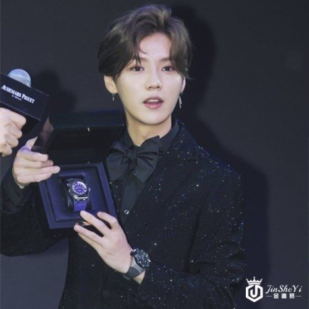 鹿晗代言了爱彼、而吴亦凡代言了宝格丽！