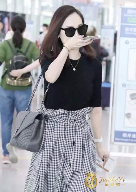 王宝强前妻马蓉现身机场，奢侈品包和项链亮眼